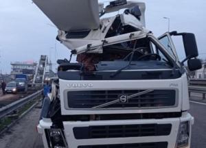 На Одесской трассе фура врезалась в пешеходный мост, есть пострадавшие (фото)