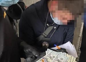 В Киеве чиновник вымогал взятку за размещение электрозаправок (фото)