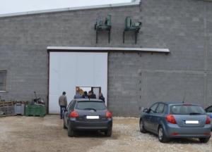 Обнаружили тела 2-х украинцев в холодильной камере для фруктов в Польше