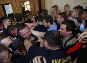 Во Львове протестующие выломали двери горсовета (фото, видео)