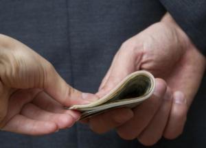 В Киеве чиновника райадминистрации задержали при получении крупной взятки 