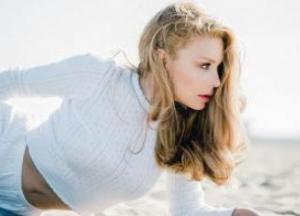 Тина Кароль показала роскошные бедра и талию в необычном купальнике с вырезом (фото)