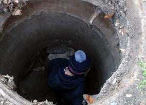 В Николаеве школьник провалился в открытый люк (фото, видео)
