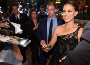 Натали Портман вышла на красную дорожку в прозрачном корсете (фото)