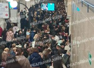 У столиці відновили рух "червоною" гілкою метро та "синьою", "зелена" їде вже до "Осокорків" (відео)