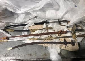 Мужчина пытался незаконно провезти сабли и меч из Италии в Украину (фото)