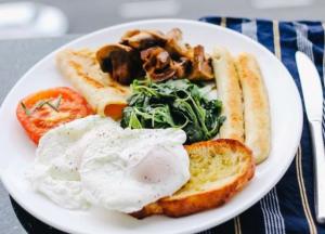 Диетологи объяснили, какие продукты нельзя употреблять вместе с яйцами