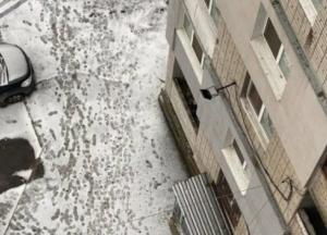 В Днепре девушка упала с 14 этажа на прохожего