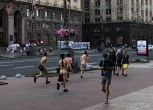 На Крещатике пробежала толпа голых парней в галстуках: нудистов ищет полиция (видео)