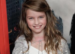 12-летняя дочь Милы Йовович впервые появилась на обложке журнала (фото)