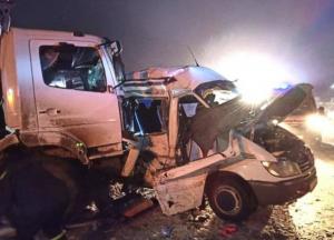 На Прикарпатье автобус с людьми попал в жуткое ДТП, есть погибшие (фото)