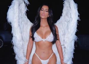 Ким Кардашьян заигралась с фотошопом: ей дорисовали лишний палец