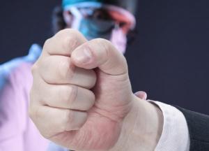 В Кривом Роге пациент избил врача за правильный диагноз