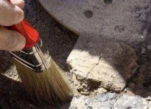 В Египте нашли мини-сфинкса в окружении амулетов