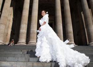 В Великобритании создали свадебное платье из защитных масок (фото)