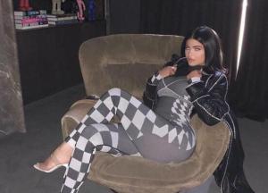 Кайли Дженнер поразила поклонников откровенными снимками в постели (фото)