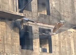 Шахед влетів прямо у вікно новобудови в Одесі, у місті багато руйнувань та поранених (відео)