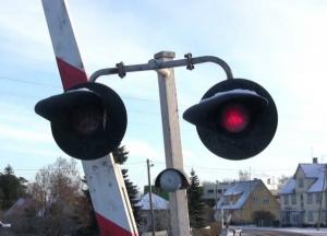 На Закарпатье поезд на скорости протаранил авто: пятеро пострадавших (фото)