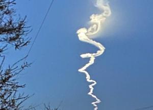 У небі над рф побачили "космічну медузу": виявилось, що це міжконтинентальна балістична ракета (відео)