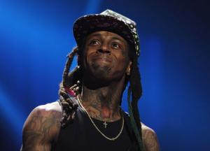 В самолете известного рэпера нашли оружие и наркотики