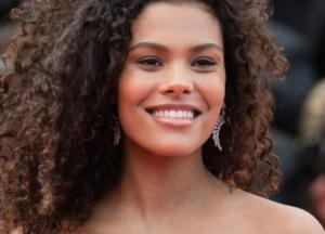 Тина Кунаки позировала в дерзком мини с глубоким декольте (фото)