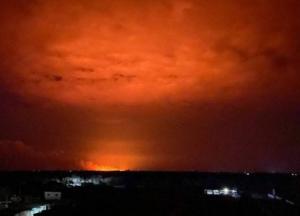 На Одещині дрони-камікадзе атакували об'єкт військової інфраструктури: через детонацію боєприпасів оголосили евакуацію (відео)
