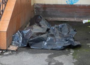В Киеве под кинотеатром нашли мертвого мужчину (фото, видео)