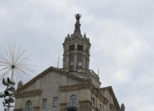 В Киеве на Крещатике обрушился шпиль здания (фото)