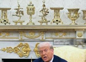 Дональд Трамп особисто декорував Овальний кабінет Білого дому золотом за допомогою суперклею