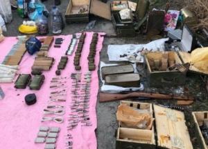 На Донбассе задержали полицейского за торговлю оружием из зоны ООС (видео)