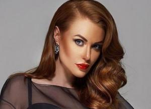 Слава Каминская позировала в купальнике с откровенным декольте (фото)