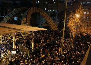В Тегеране устроили жесткий разгон протестов: есть жертвы (видео)