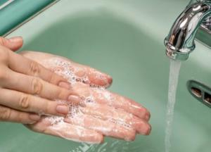 Косметолог рассказала, какие ошибки делают люди после мытья рук