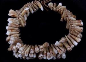 Археологи нашли ожерелье из человеческих зубов