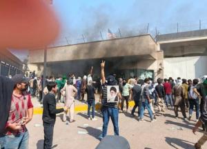 У Пакистані протестувальники штурмували консульство США, підпалили офіс ООН, є загиблі (відео)