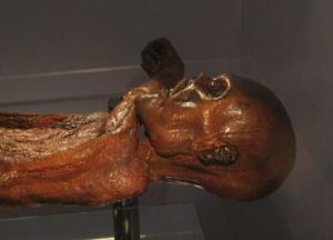 Ученым удалось разгадать тайну 8-тысячелетнего захоронения ребенка без рук и ног 