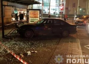 Во Львове водитель без прав въехал в остановку, есть пострадавшие (фото)