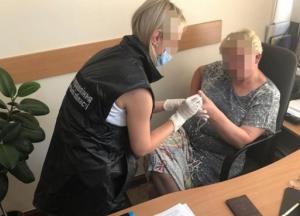 В Хмельницком чиновница вымогала $5000 за усыновление ребенка (фото)