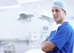 Онкологи назвали ранние симптомы рака, на которые люди не обращают внимания