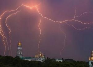 Грозы, шквальный ветер, град накроют Украину