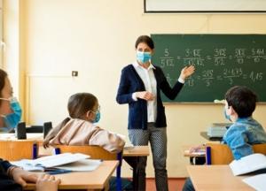 Смешанная форма и до 20 человек в группе: как работают школы и вузы 