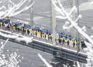 Сегодня Украина отмечает День Соборности: в Киеве на мосту Патона создали "живую цепь"