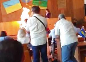 В Бердичеве предприниматель поджег себя на сессии горсовета (видео)