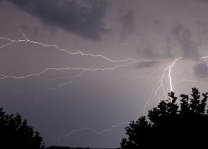 В Николаевской области от удара молнии погиб подросток