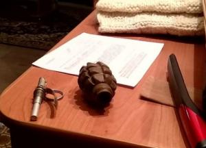 На Донбассе неадекват с гранатой взял в заложники мать с дочкой