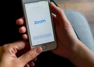 Конференции в Zoom оказались под угрозой: хакеры воруют пароли