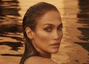 Дженнифер Лопес показала роскошную фигуру в купальнике (фото)