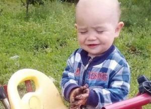 Двухлетний малыш, которого отчим изрезал ножом, умер в больнице Днепра