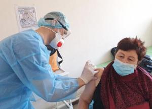 Семейных врачей обязали обзвонить украинцев и рассказать о вакцинации