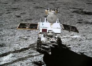 Китайский луноход сделал фото неизвестного объекта